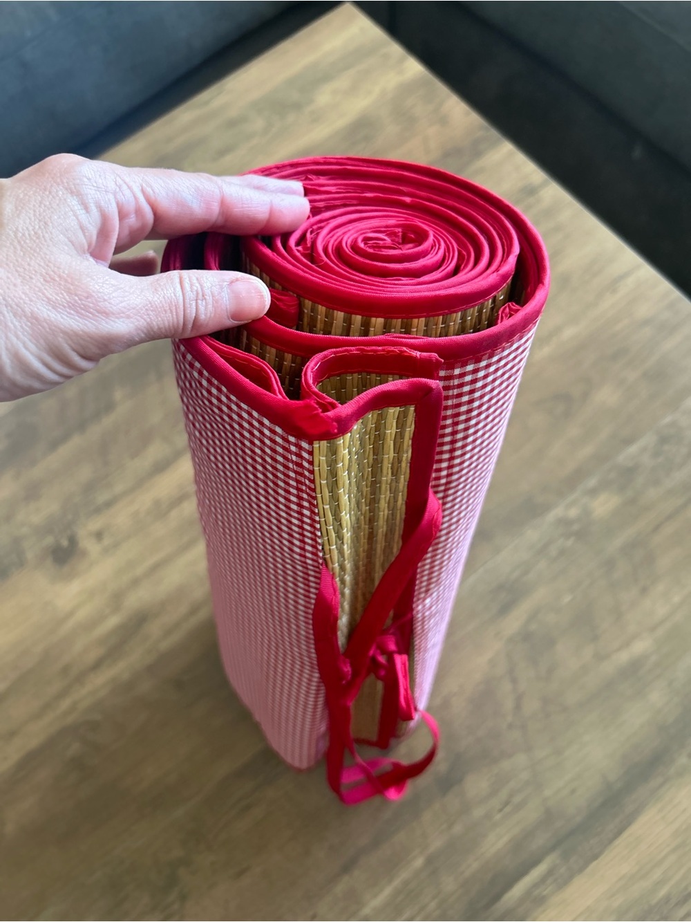 Cutest vintage Red Gingham Roll-Up Bamboo beach  Mat - in EUC straw